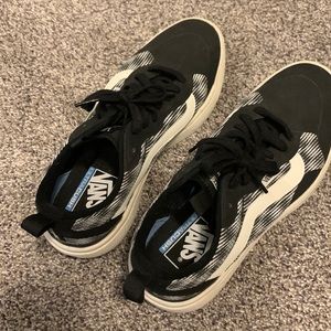 Van’s casual sneaker in size 9